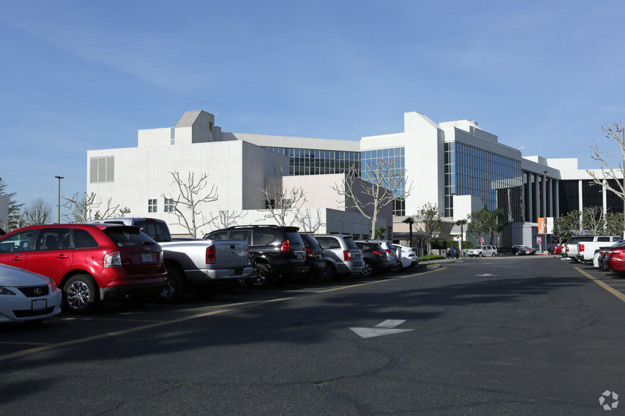 401 E Highland Ave, San Bernardino, CA à louer - Photo principale – Image 1 sur 5