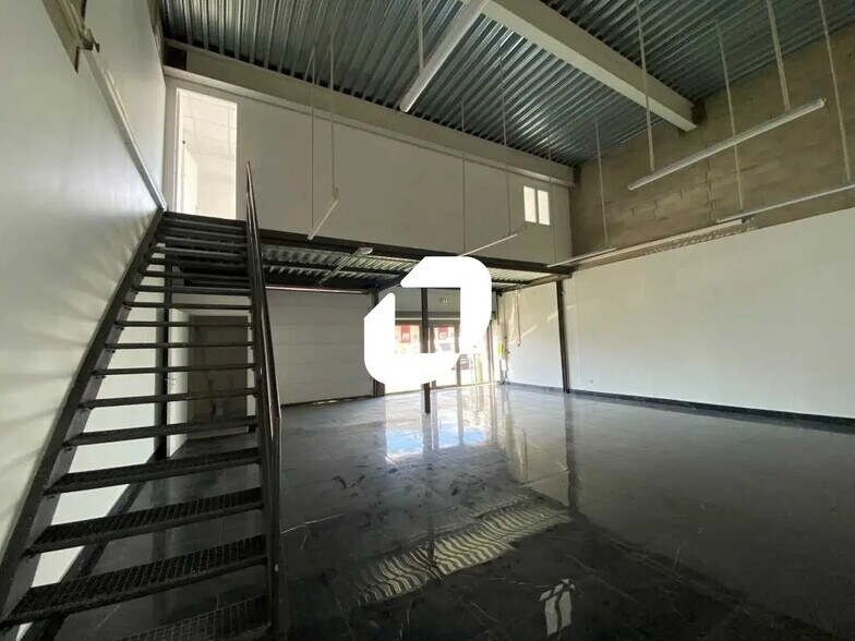 Bureau dans Villeneuve-la-Garenne à louer - Photo de l’immeuble – Image 3 sur 12