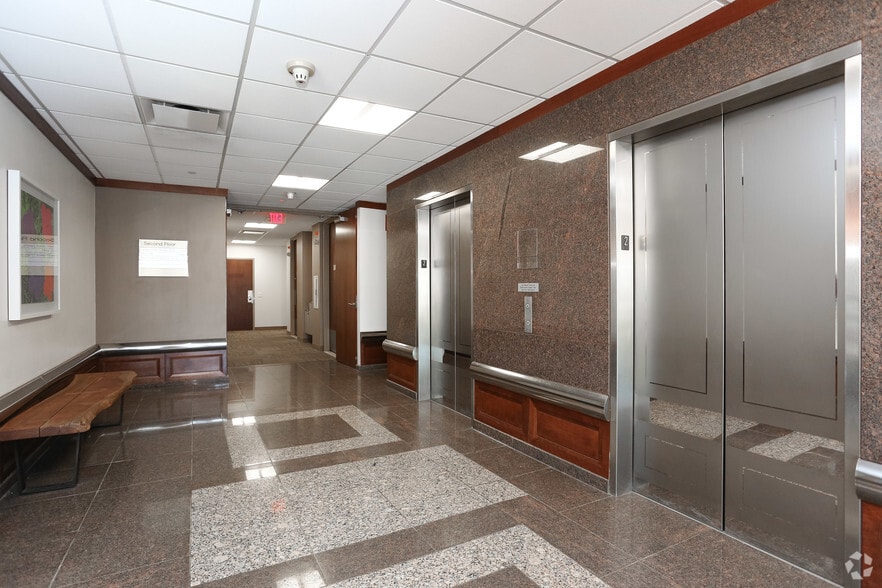 175 Capital Blvd, Rocky Hill, CT à louer - Hall d’entrée – Image 2 sur 2