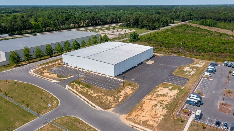 2057 Weeks Rd, Fayetteville, NC à louer - Photo principale – Image 1 sur 5