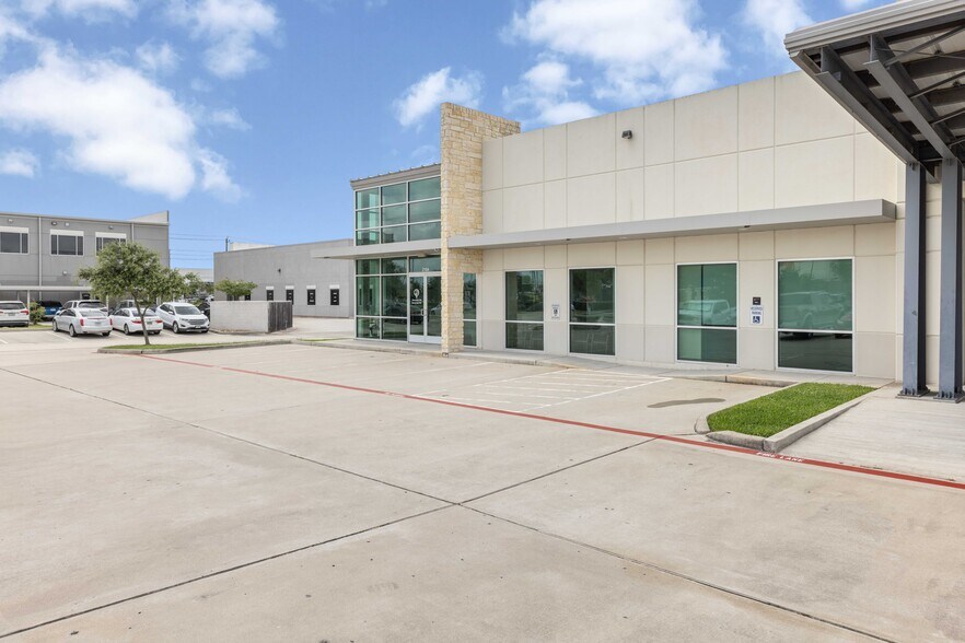 210 Genesis Blvd, Webster, TX à vendre - Photo de l’immeuble – Image 3 sur 20