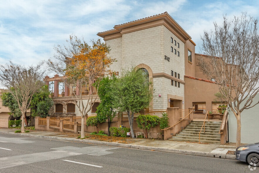 3742 Katella Ave, Los Alamitos, CA à louer - Photo principale – Image 1 sur 4