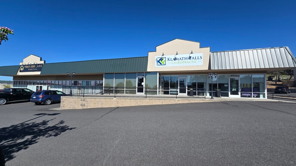 2573 Campus Dr, Klamath Falls, OR à louer - Photo de l’immeuble – Image 2 sur 19
