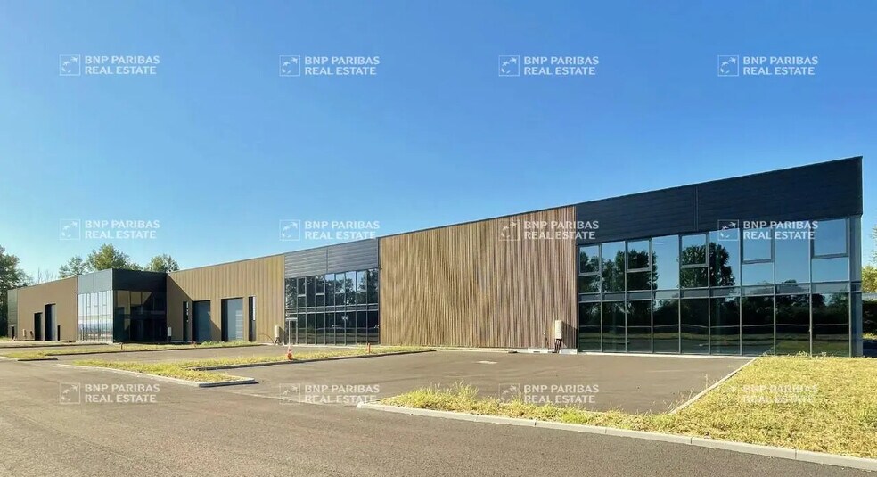 Local d’activités dans Ambérieux à louer - Photo de l’immeuble – Image 2 sur 5