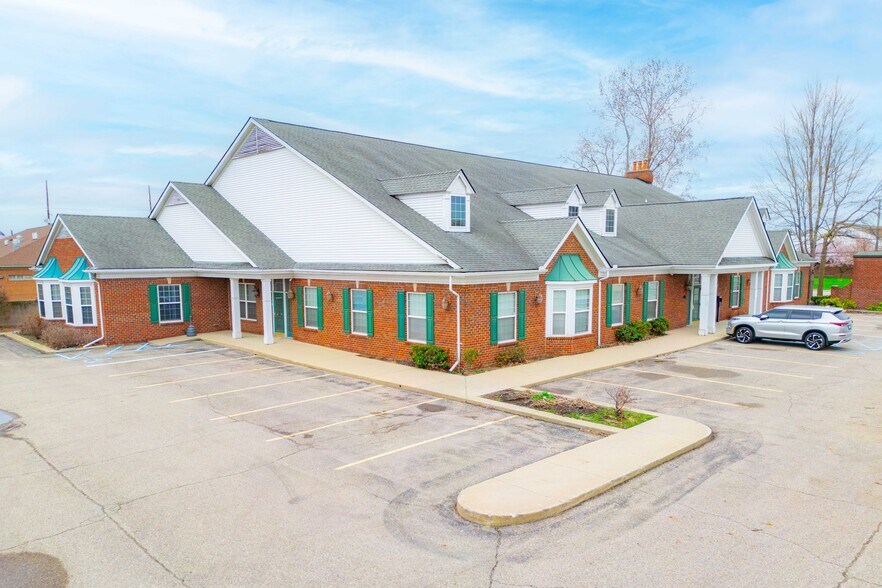 2104 E Eleven Mile Rd, Warren, MI à louer - Photo de l’immeuble – Image 1 sur 14