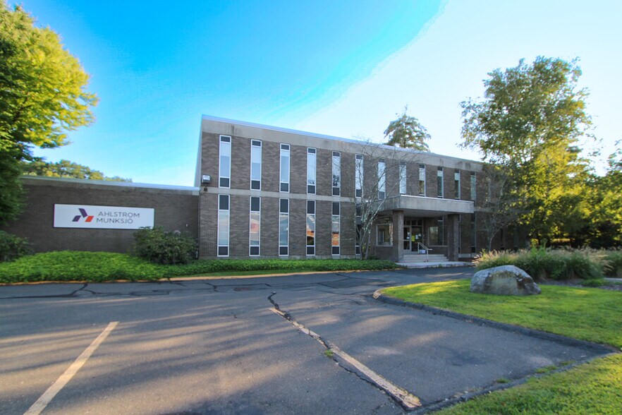 2 Elm St, Windsor Locks, CT à louer - Photo de l’immeuble – Image 3 sur 24