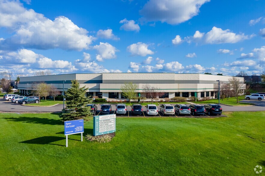 N8W22195 Johnson Dr, Waukesha, WI à louer - Photo de l’immeuble – Image 1 sur 6