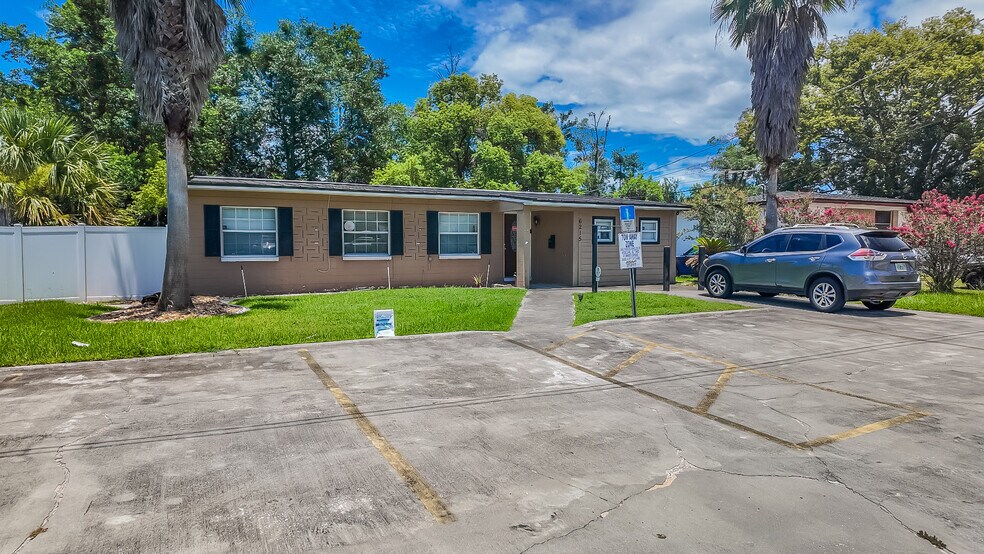 6215 Claret Dr, Jacksonville, FL à vendre - Photo de l’immeuble – Image 1 sur 17