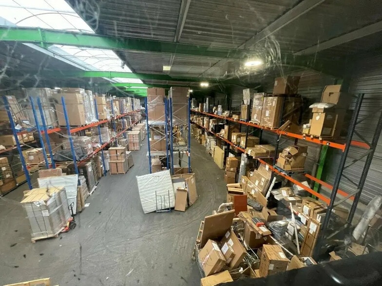 Local d’activités dans Genas à louer - Photo de l’immeuble – Image 1 sur 12