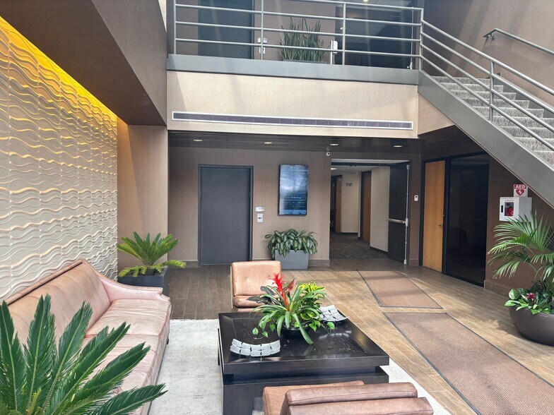 220 W Campus Dr, Arlington Heights, IL à louer - Photo de l’immeuble – Image 3 sur 12