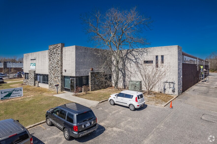 81 Modular Ave, Commack, NY à louer - Photo principale – Image 1 sur 5