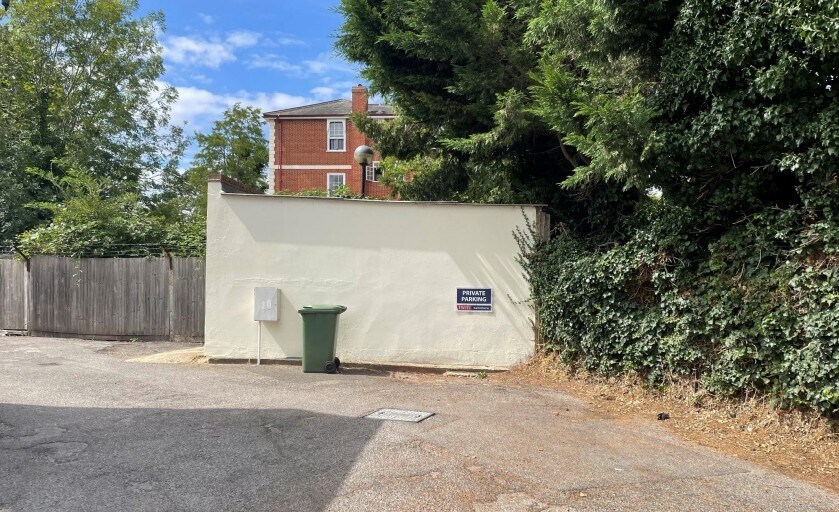 30 West Hill, Epsom à louer - Photo de l’immeuble – Image 2 sur 2