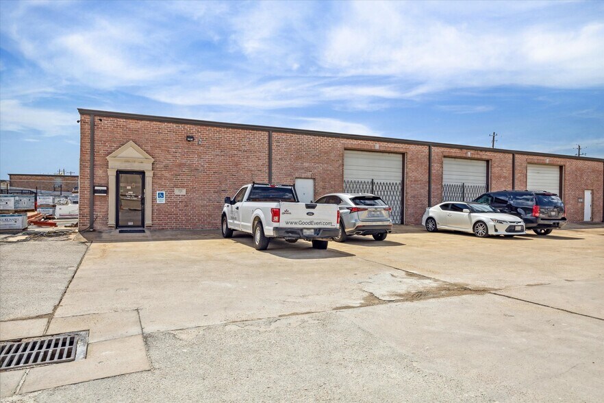 5711 Clarewood Dr, Houston, TX à louer - Photo de l’immeuble – Image 2 sur 4