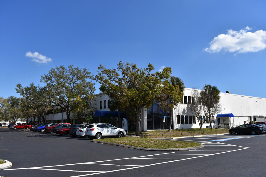 2400 118th Ave N, Saint Petersburg, FL à vendre - Photo de l’immeuble – Image 3 sur 19