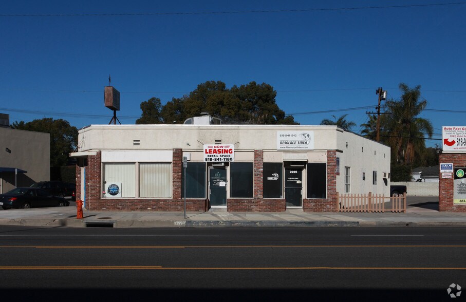 2221-2225 W Olive Ave, Burbank, CA à louer - Photo de l’immeuble – Image 2 sur 35