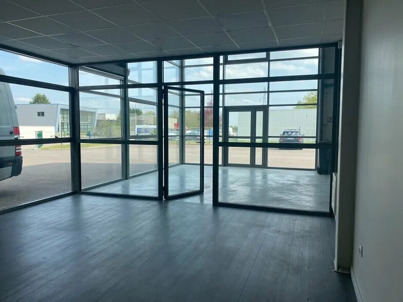 Local d’activités dans Dracy-le-Fort à louer - Photo de l’immeuble – Image 3 sur 3