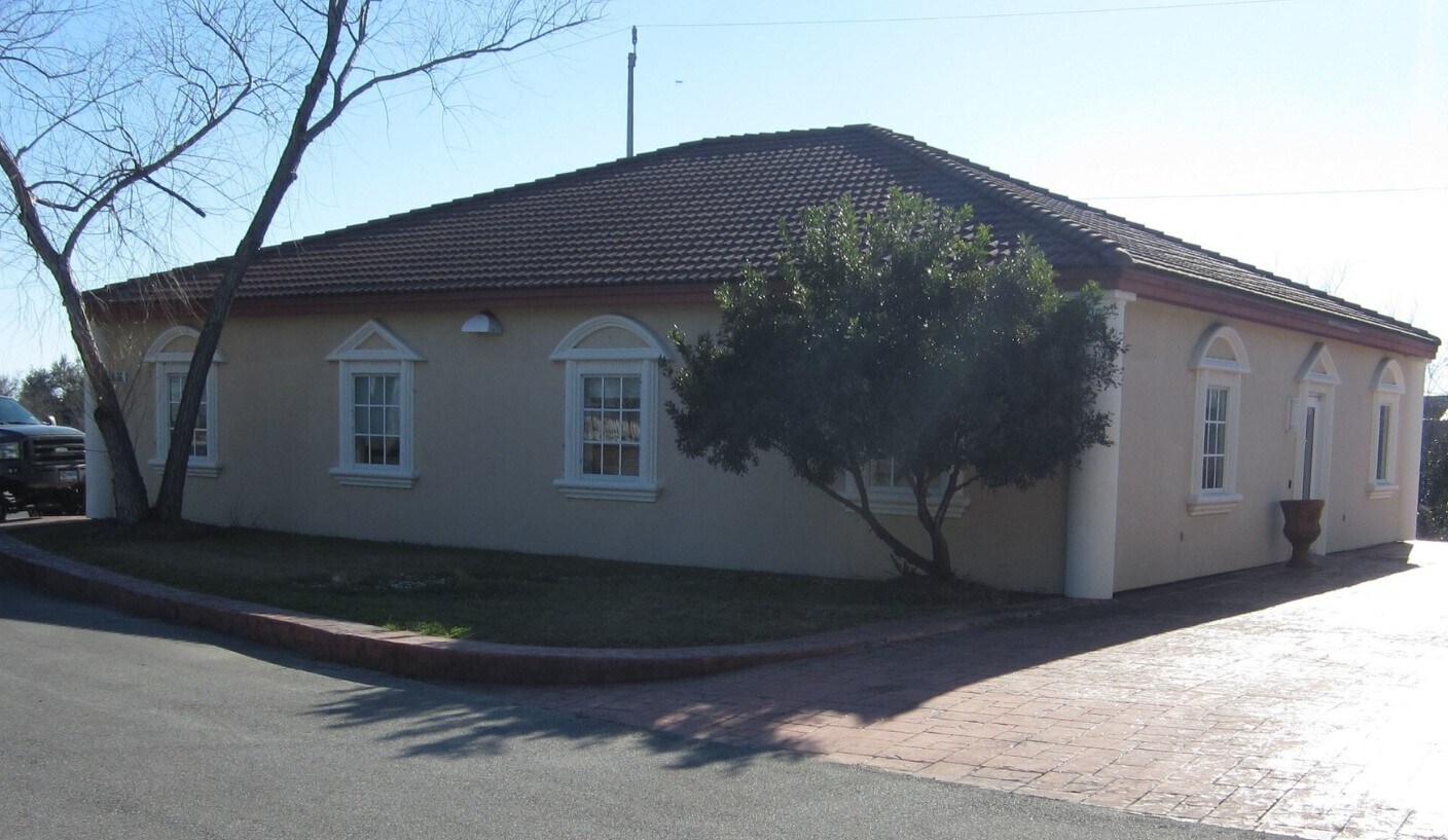 1425 Universal City Blvd, Universal City, TX à louer Photo de l’immeuble– Image 1 sur 14