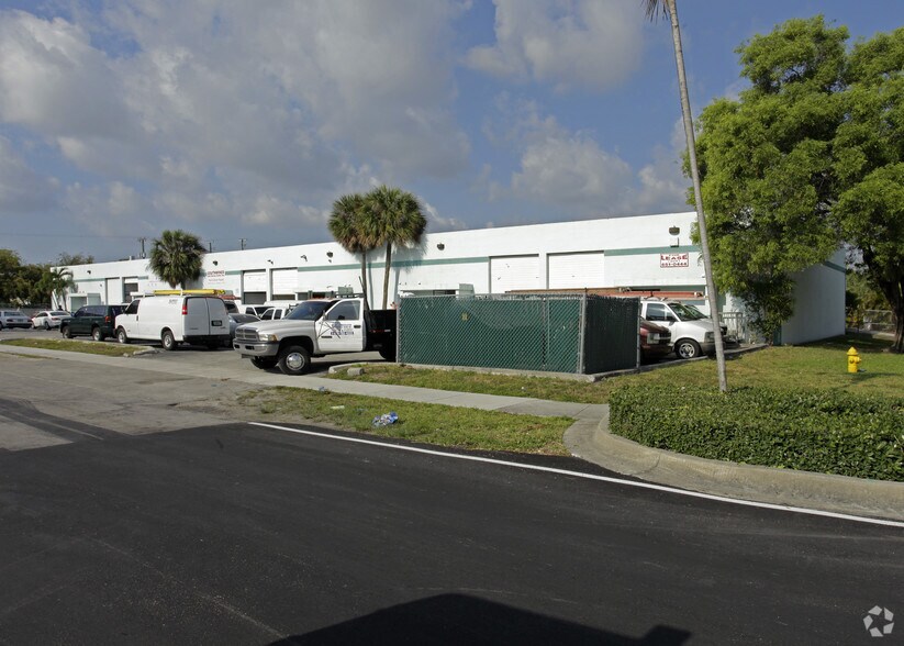14220-14270 NE 18th Ave, North Miami, FL à louer - Photo de l’immeuble – Image 3 sur 4