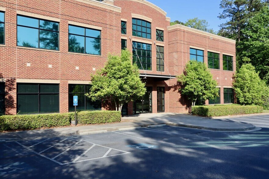2002 Commerce Dr N, Peachtree City, GA à louer - Photo de l’immeuble – Image 3 sur 4
