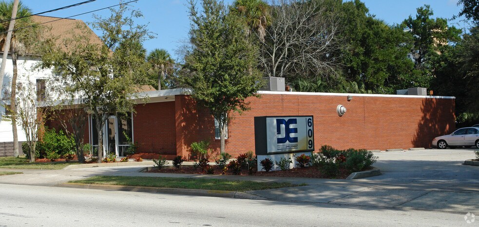 609 S Ridgewood Ave, Daytona Beach, FL à louer - Photo de l’immeuble – Image 2 sur 13