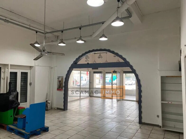 Local commercial dans Hyères à louer - Photo de l’immeuble – Image 1 sur 5