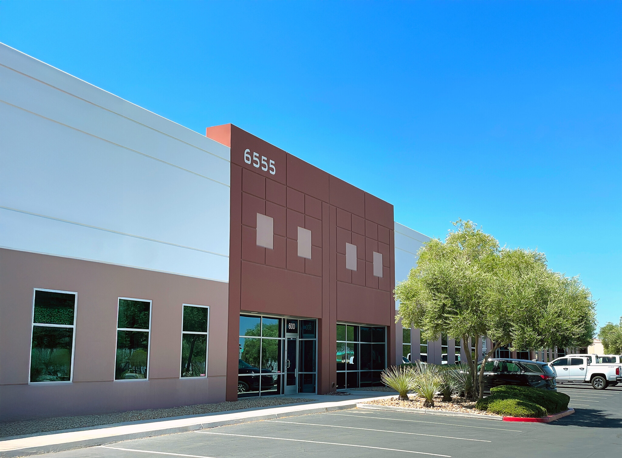 6555 S Tenaya Way, Las Vegas, NV à louer Photo de l’immeuble– Image 1 sur 3