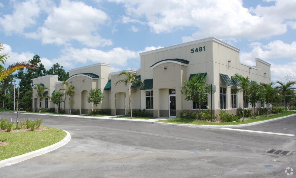 5481 Wiles Rd, Coconut Creek, FL à louer - Photo de l’immeuble – Image 3 sur 7