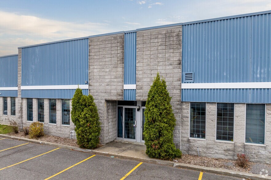 976-994 Rue Bergar, Laval, QC à louer - Photo de l’immeuble – Image 3 sur 5