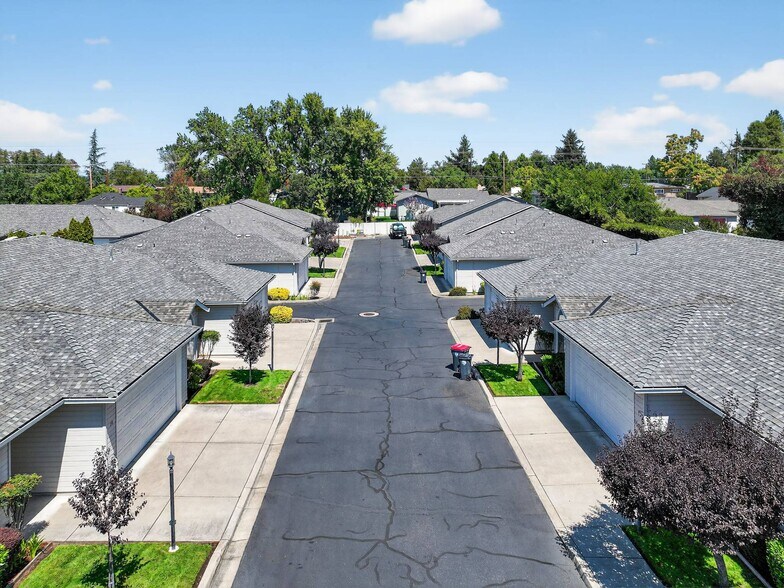 1221 Skeeters Ln, Medford, OR à vendre - Photo de l’immeuble – Image 3 sur 13
