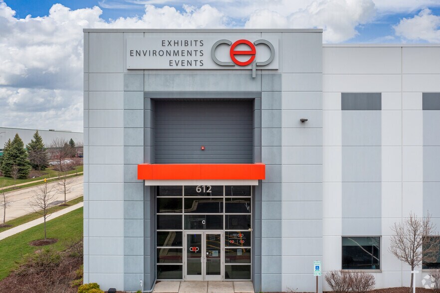 612 Territorial Dr, Bolingbrook, IL à louer - Photo de l’immeuble – Image 3 sur 7