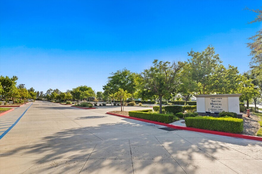 27875 Smyth Dr, Santa Clarita, CA à vendre - Photo de l’immeuble – Image 2 sur 26