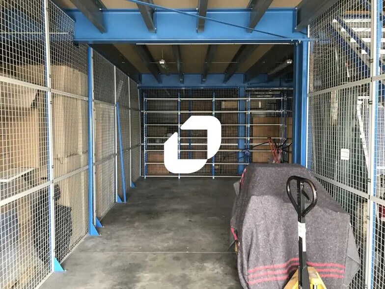 Local d’activités dans SAINT-OUEN-L'AUMONE à louer - Photo intérieure – Image 1 sur 3