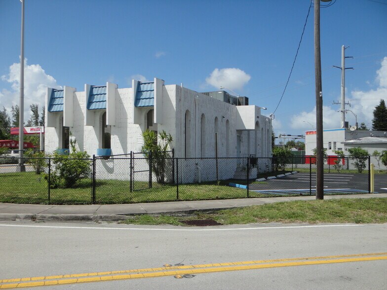 14205 W Dixie Hwy, North Miami, FL à vendre - Photo de l’immeuble – Image 3 sur 22