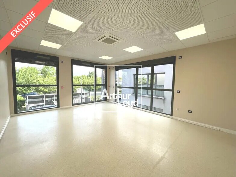 Bureau dans Saint-Pierre-du-Perray à vendre - Photo intérieure – Image 2 sur 9