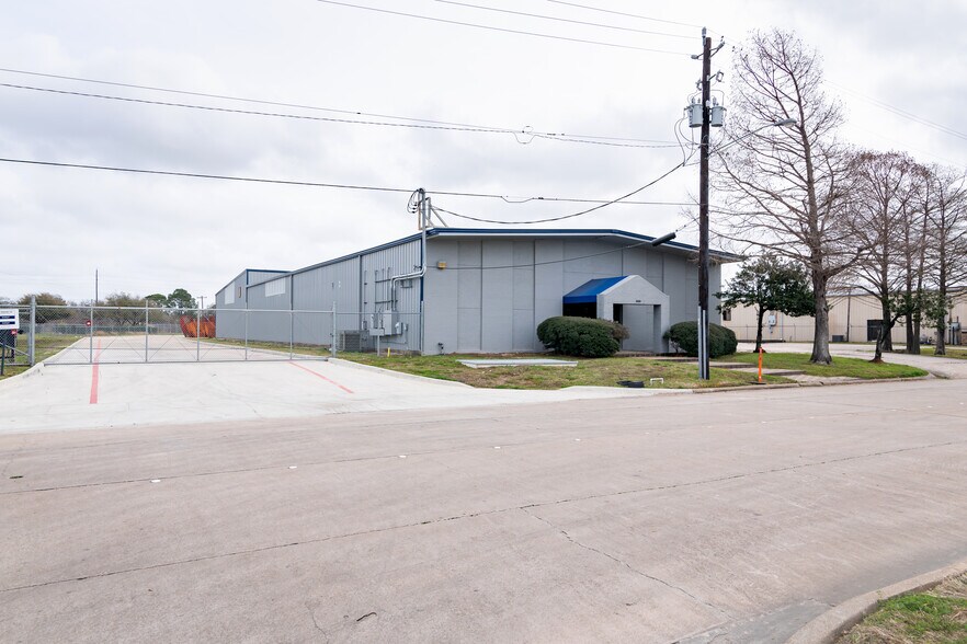 5805 Berry Brook Dr, Houston, TX à louer - Photo de l’immeuble – Image 2 sur 20