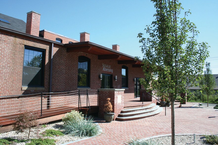 409 Canal St, Plantsville, CT à louer - Photo de l’immeuble – Image 2 sur 27