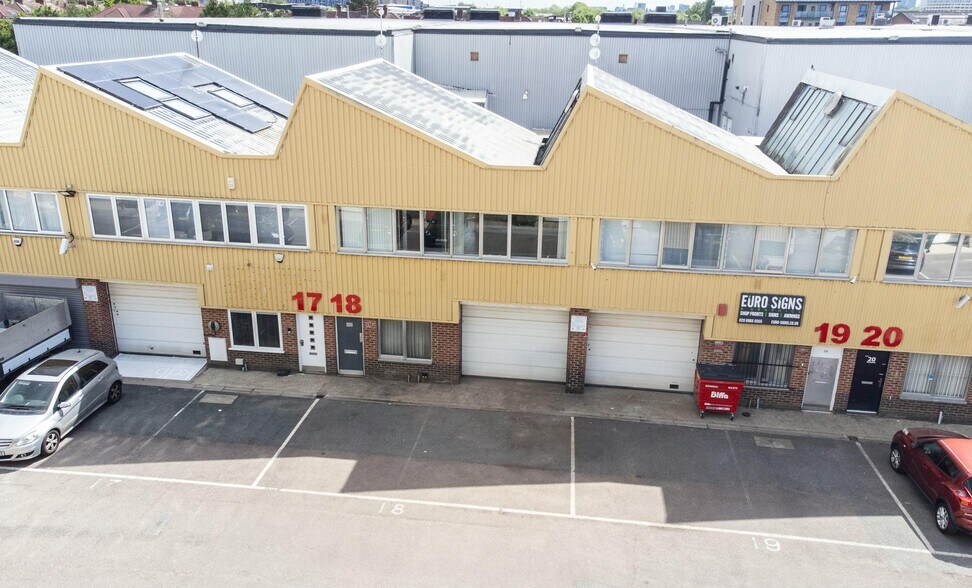 21 Wadsworth Rd, Greenford à vendre - Photo de l’immeuble – Image 3 sur 8
