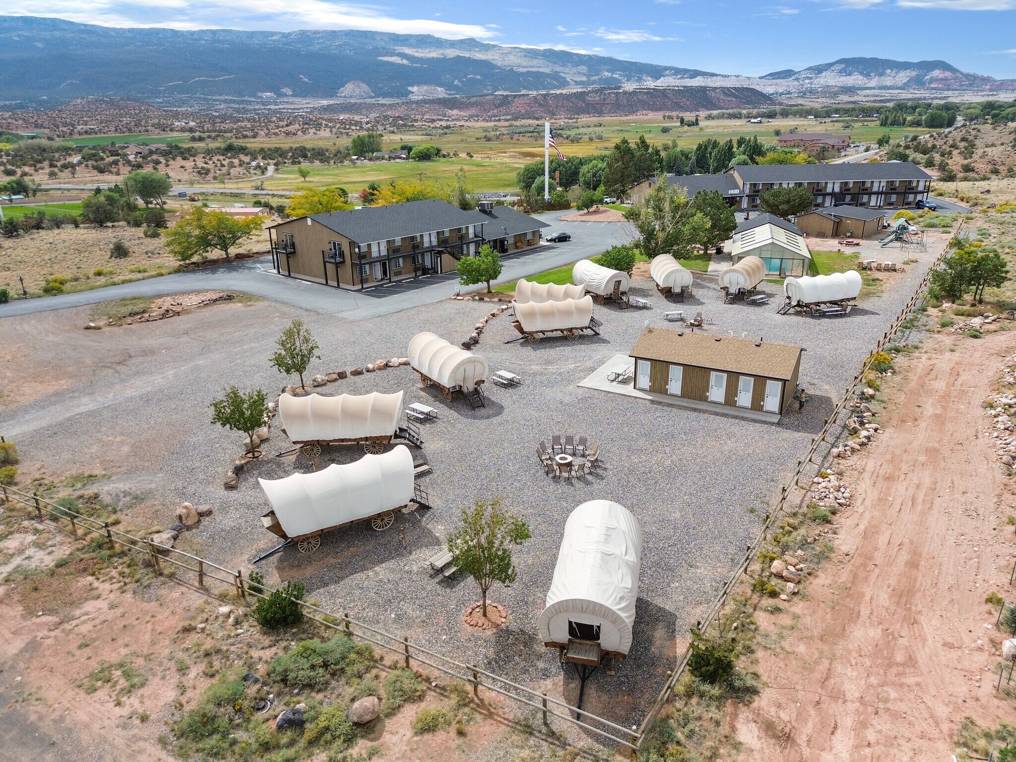 955 E Utah State Route 24, Torrey, UT à vendre Photo de l’immeuble– Image 1 sur 24