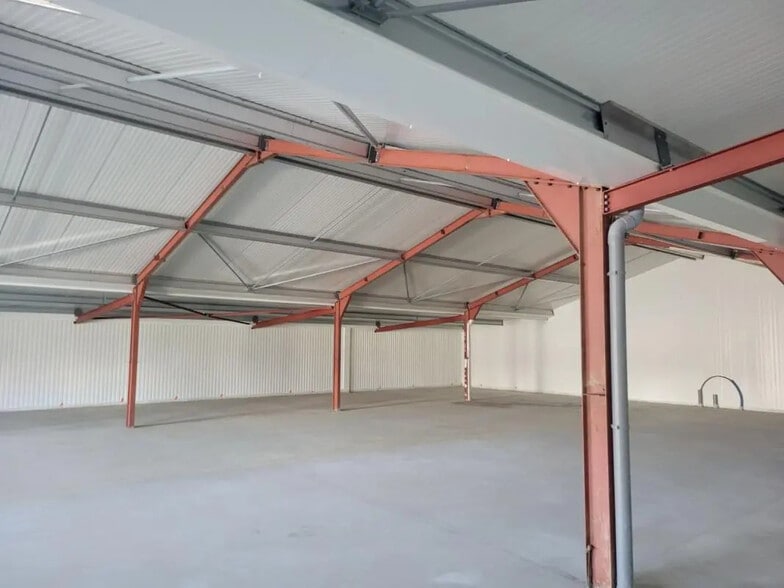 Local d’activités dans Baud à louer - Photo de l’immeuble – Image 2 sur 4