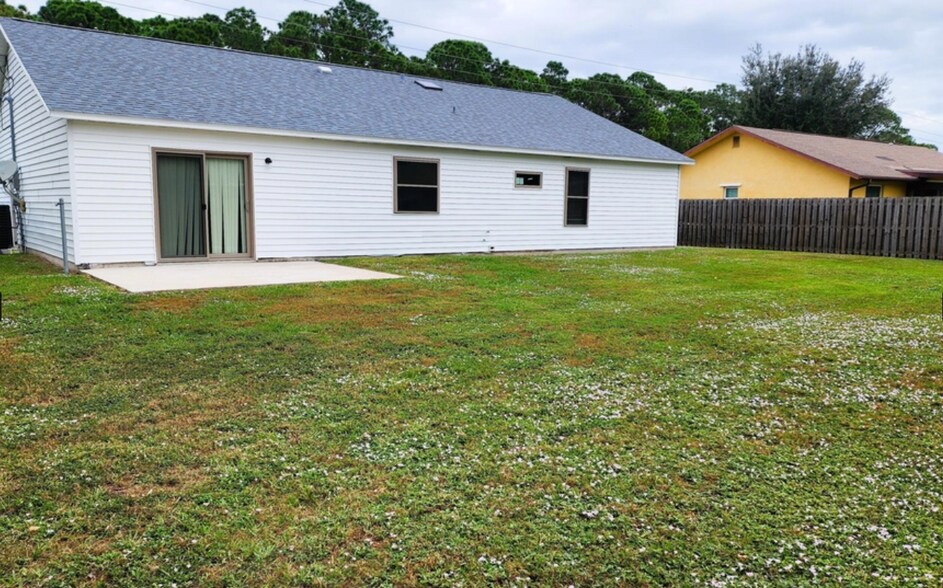 1336 Pace Dr NW, Palm Bay, FL à vendre - Photo de l’immeuble – Image 3 sur 24
