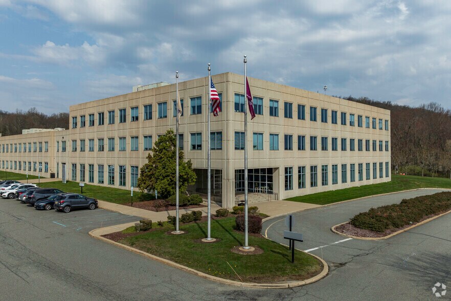 350 Clark Dr, Mount Olive, NJ à louer - Photo de l’immeuble – Image 1 sur 14