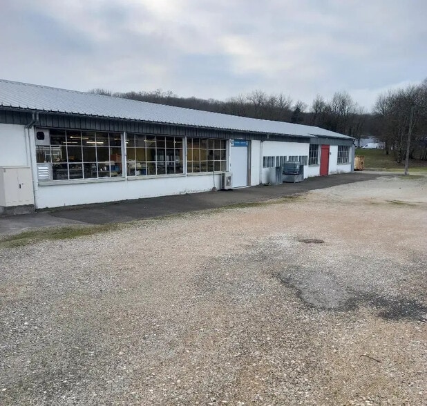 Local d’activités dans Pirey à louer - Photo de l’immeuble – Image 3 sur 5