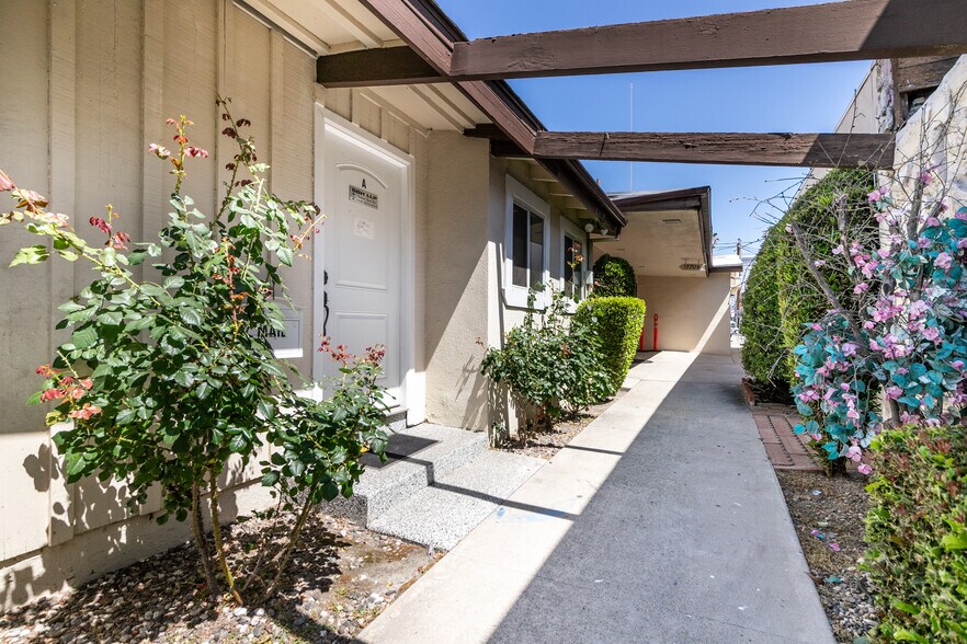 17709 Chatsworth St, Granada Hills, CA à vendre - Photo de l’immeuble – Image 3 sur 14