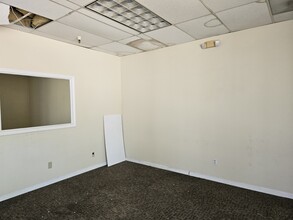 1110 W Kettleman Ln, Lodi, CA à louer Photo intérieure– Image 1 sur 3