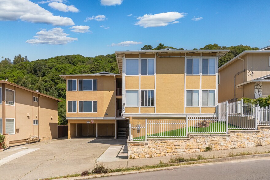8079 Greenridge Dr, Oakland, CA à vendre - Photo de l’immeuble – Image 1 sur 1