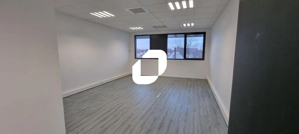 Bureau dans Chanteloup-en-Brie à louer - Photo de l’immeuble – Image 3 sur 4