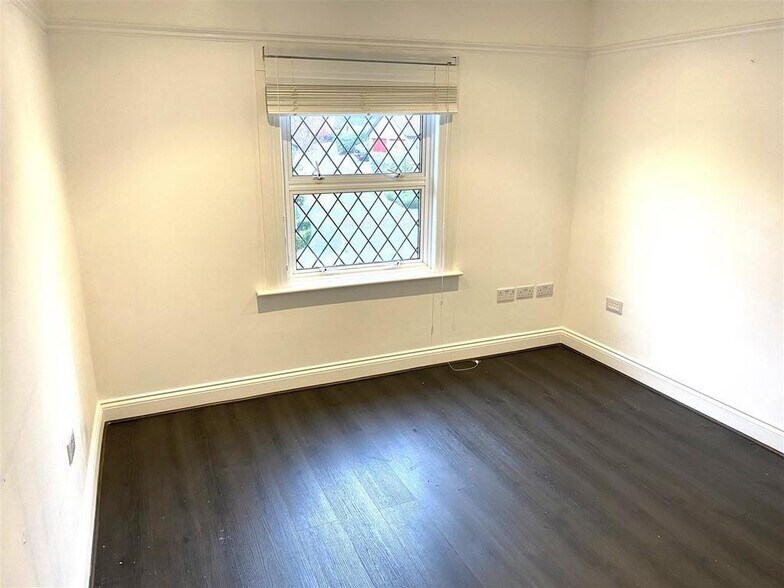 113 High Rd, Loughton à louer - Photo de l’immeuble – Image 2 sur 12