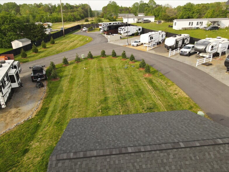141 Dishman Ln, Statesville, NC à vendre - Photo de l’immeuble – Image 2 sur 12