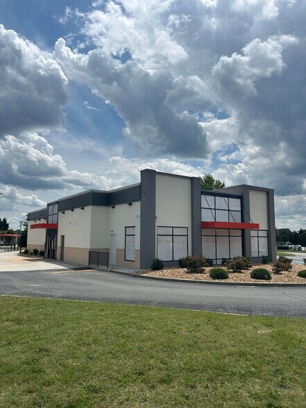 1466 Woodruff Rd, Greenville, SC à vendre - Photo de l’immeuble – Image 1 sur 6