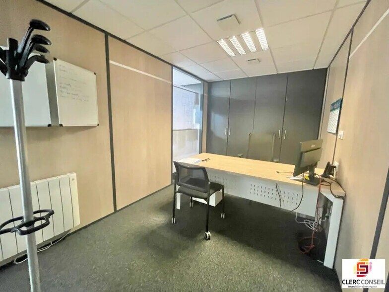 Bureau dans Le Petit-Quevilly à louer - Photo de l’immeuble – Image 2 sur 7
